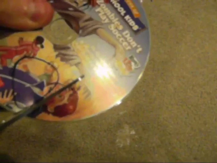 Cut out the traced shape using scissors. For more precise cuts, cut into the center and then cut in half.