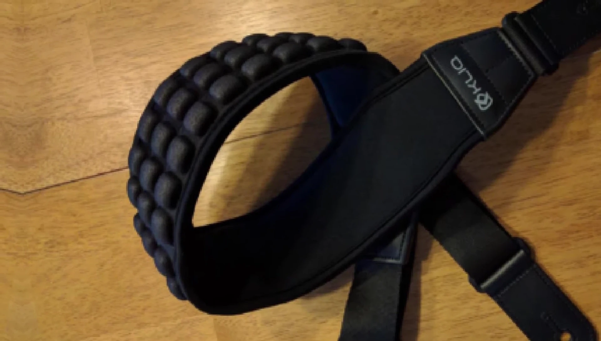 Close-up of the Click Air Cell strap's unique texture