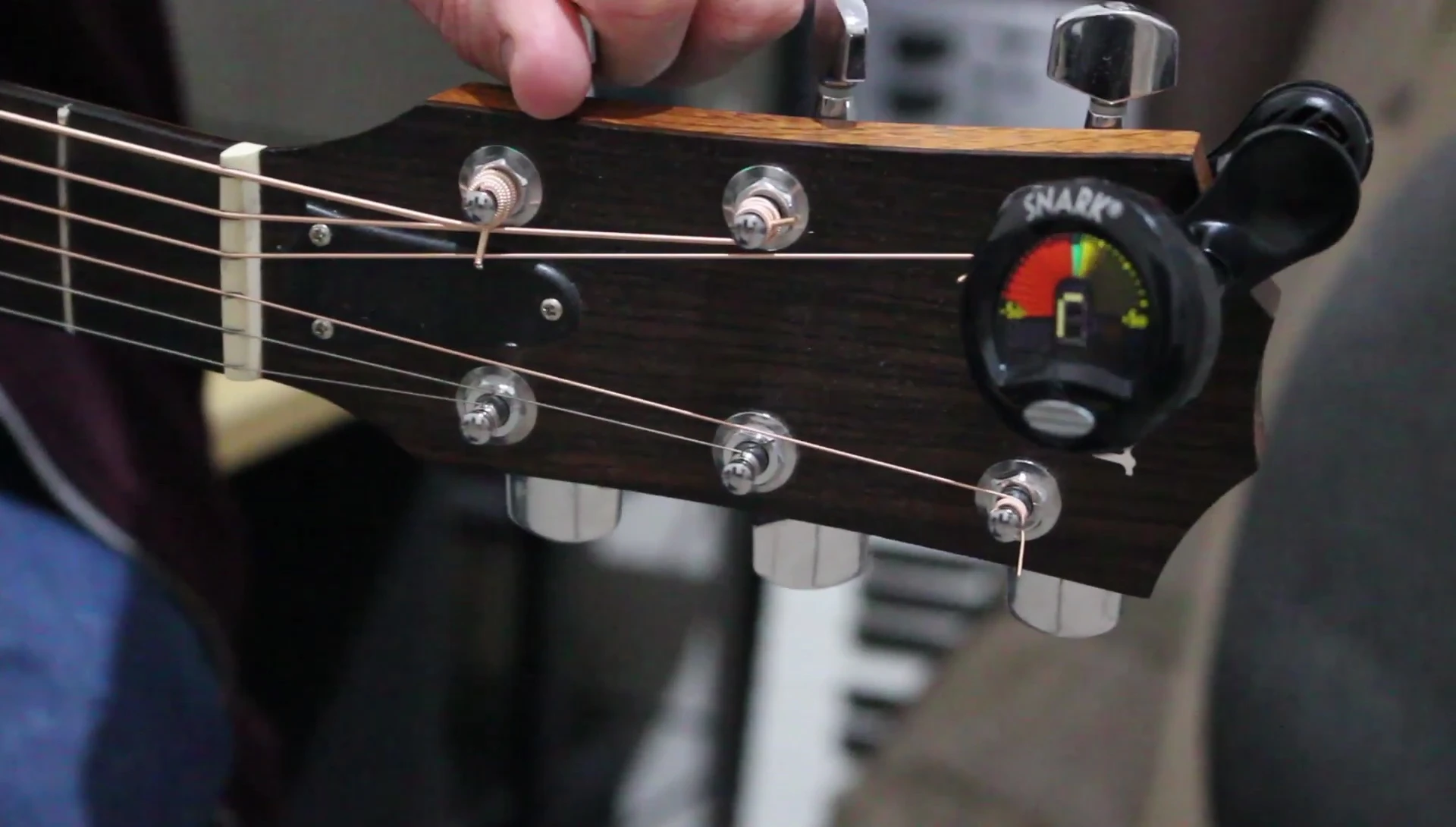 Demonstration of tuning a string using the Snark tuner.