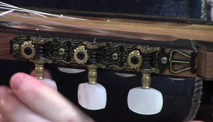 Ensure full turn of the tuning machines after application.