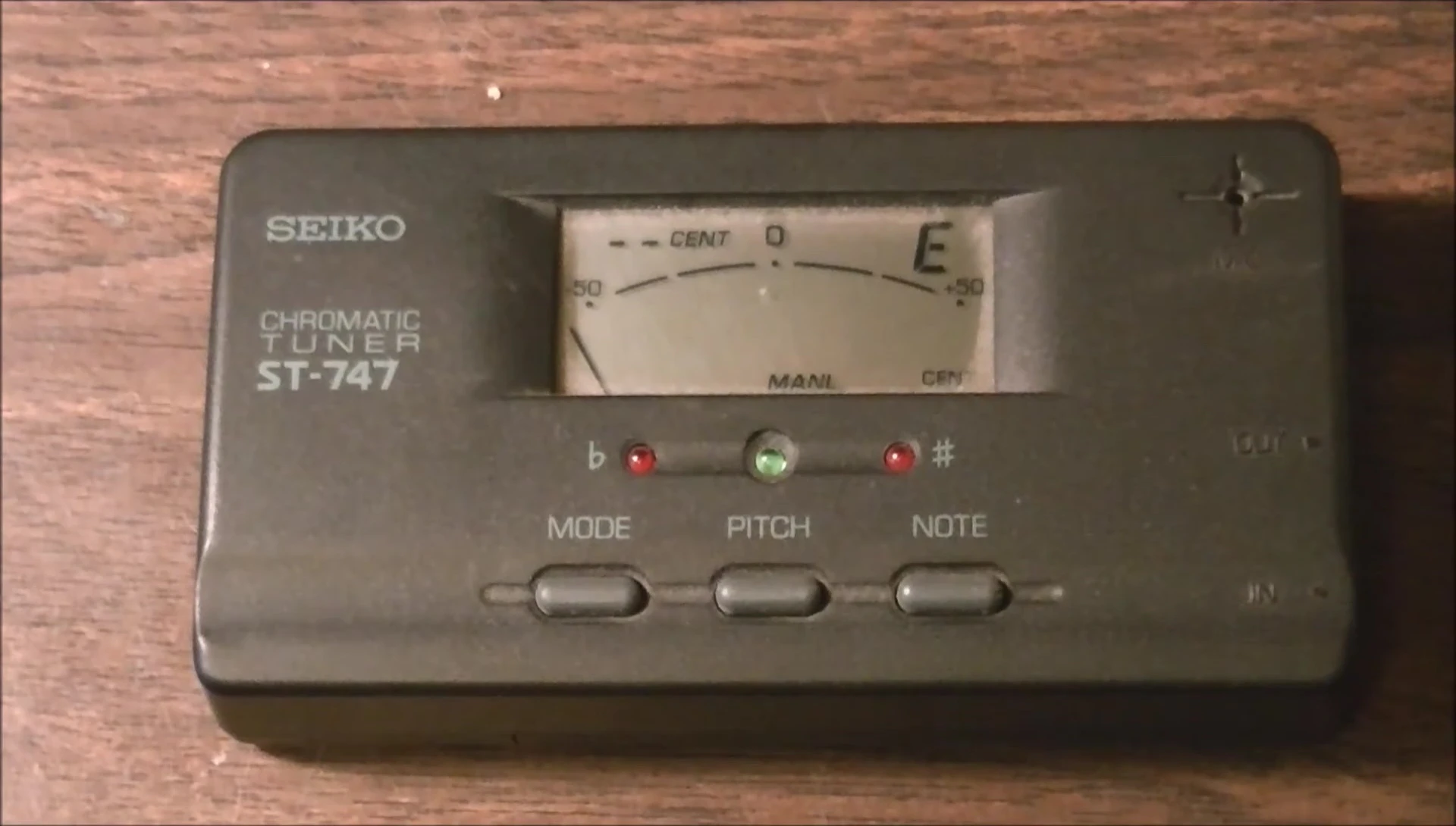 Screenshot of the tuner's display showing the manual tuning mode with note selection.