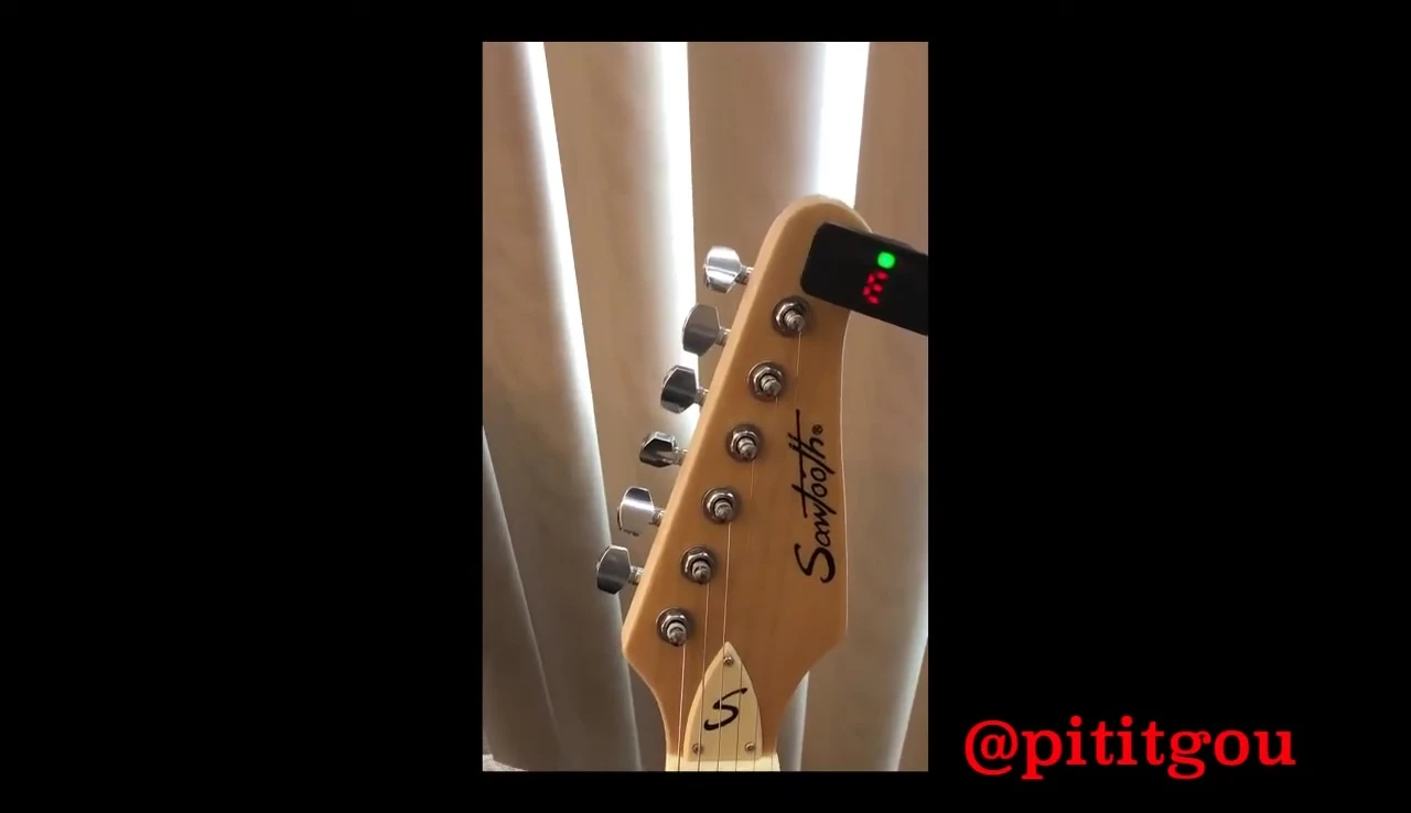 Close-up of the LED display, highlighting the use of the green light to guide tuning.