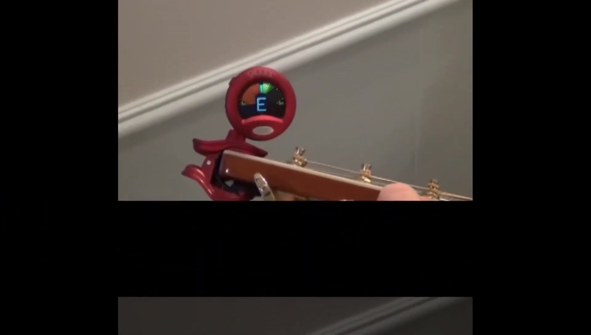 Screenshot of the ST-2 display showing accurate tuning of a guitar.