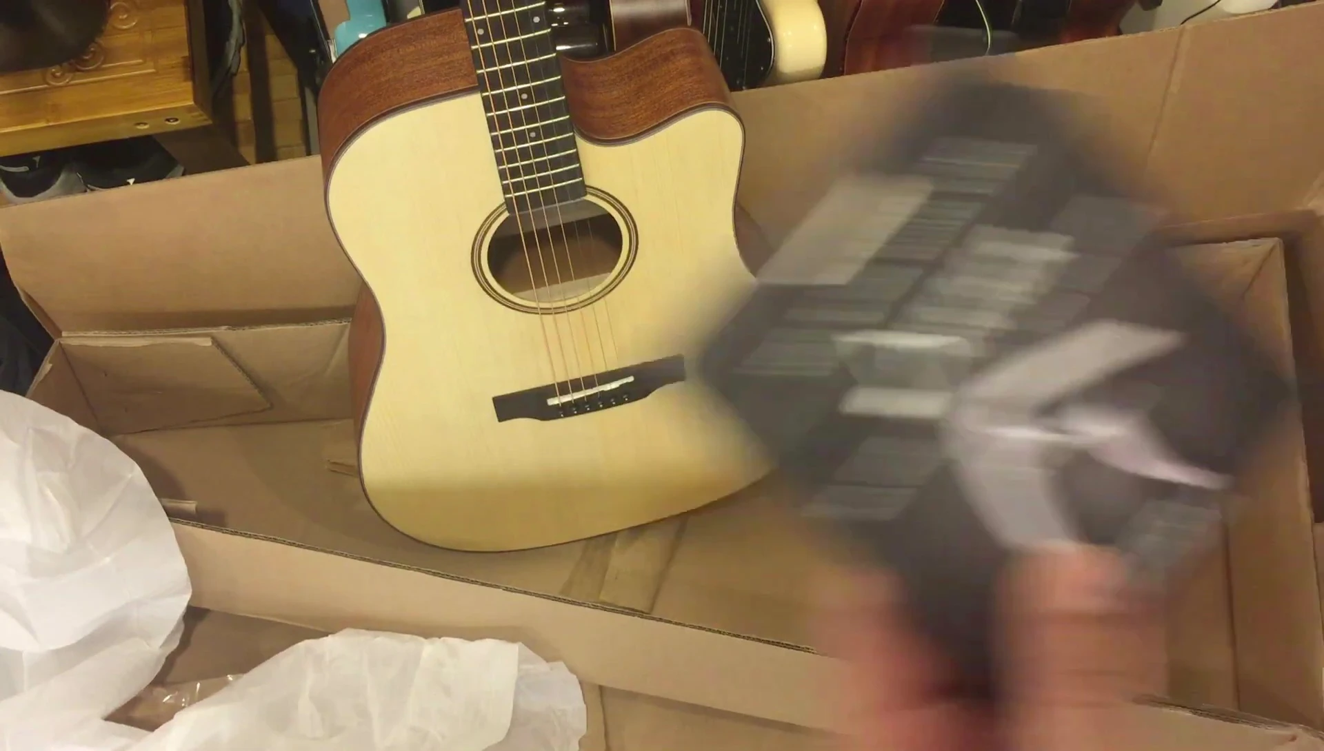 Display of all the accessories included with the guitar.