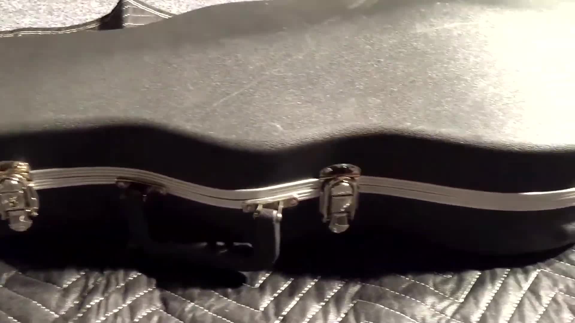 Close-up shot of the Musicians Gear MGMELP guitar case label