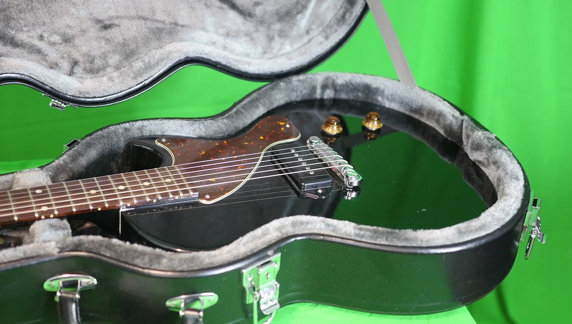 Les Paul Junior in the case showing minimal movement.