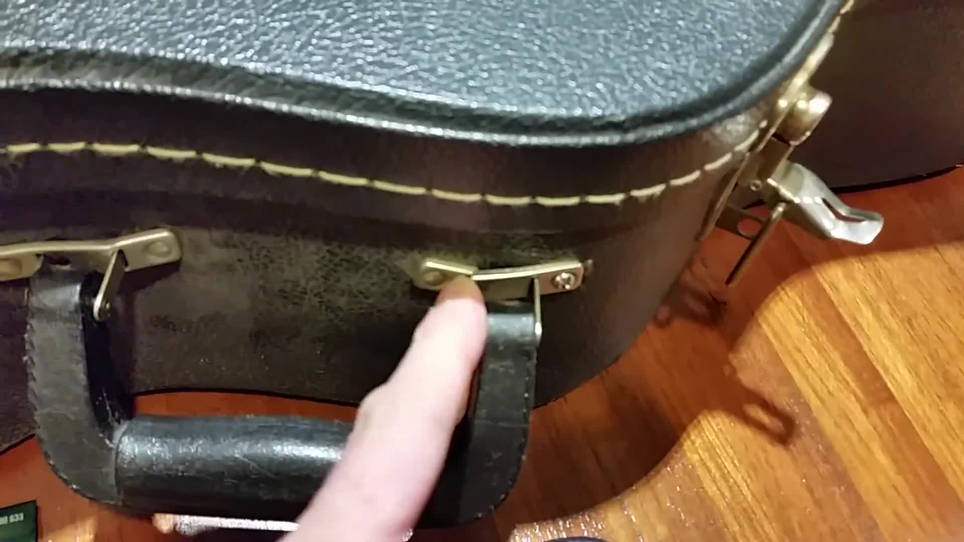 Detailed view of the broken-off section of the handle.