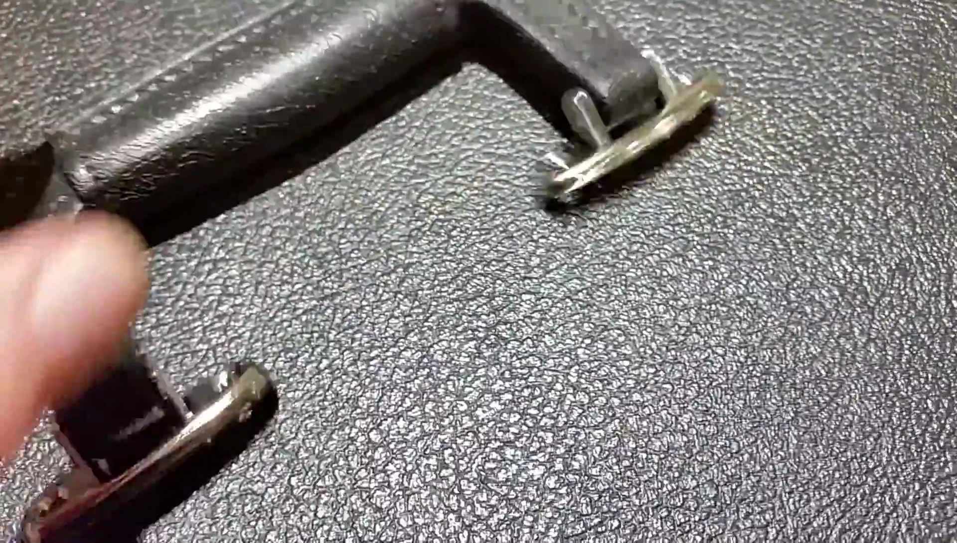 Image of the new guitar case handle and its packaging.