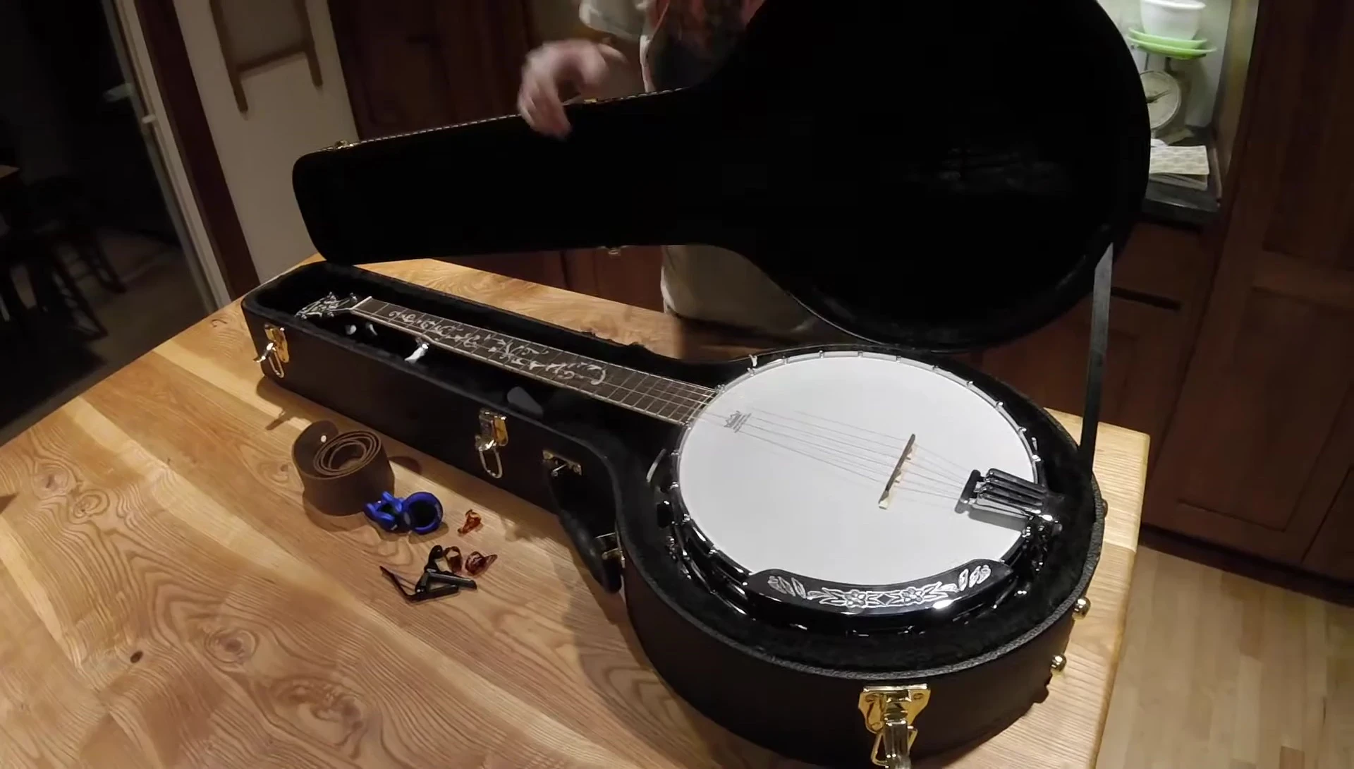 The case with the banjo inside showing how it fits.