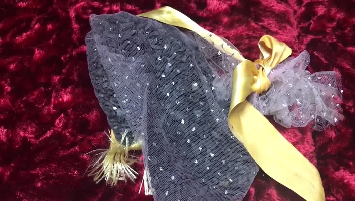 Put the container inside the case.