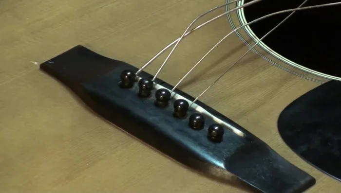 Hold the cutters in place and shove the handle down. This lifts the pin.