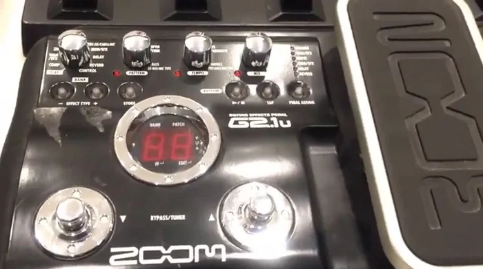 Comparison of Boss ME-50 and ME-25: ME-25 favored for better tone despite ME-50 being larger