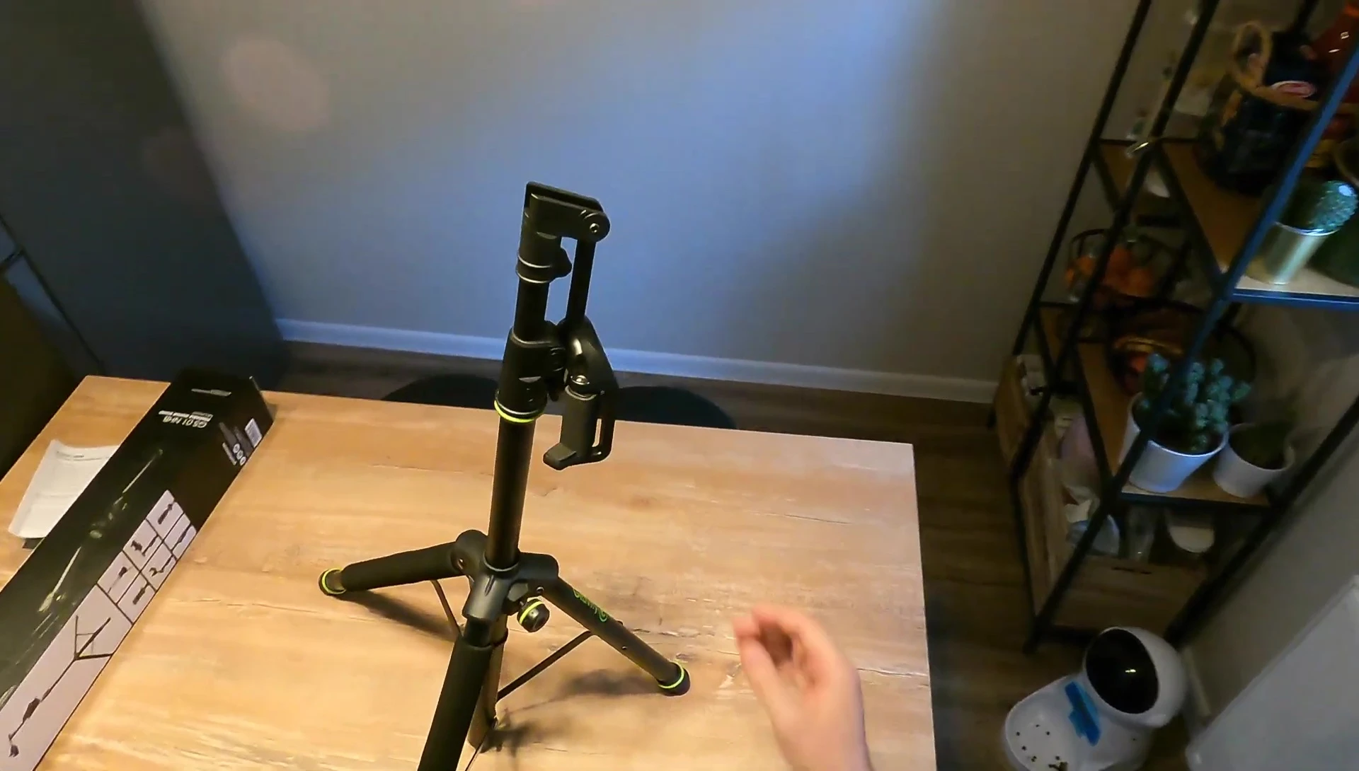 Close-up of the foldable neck hug mechanism