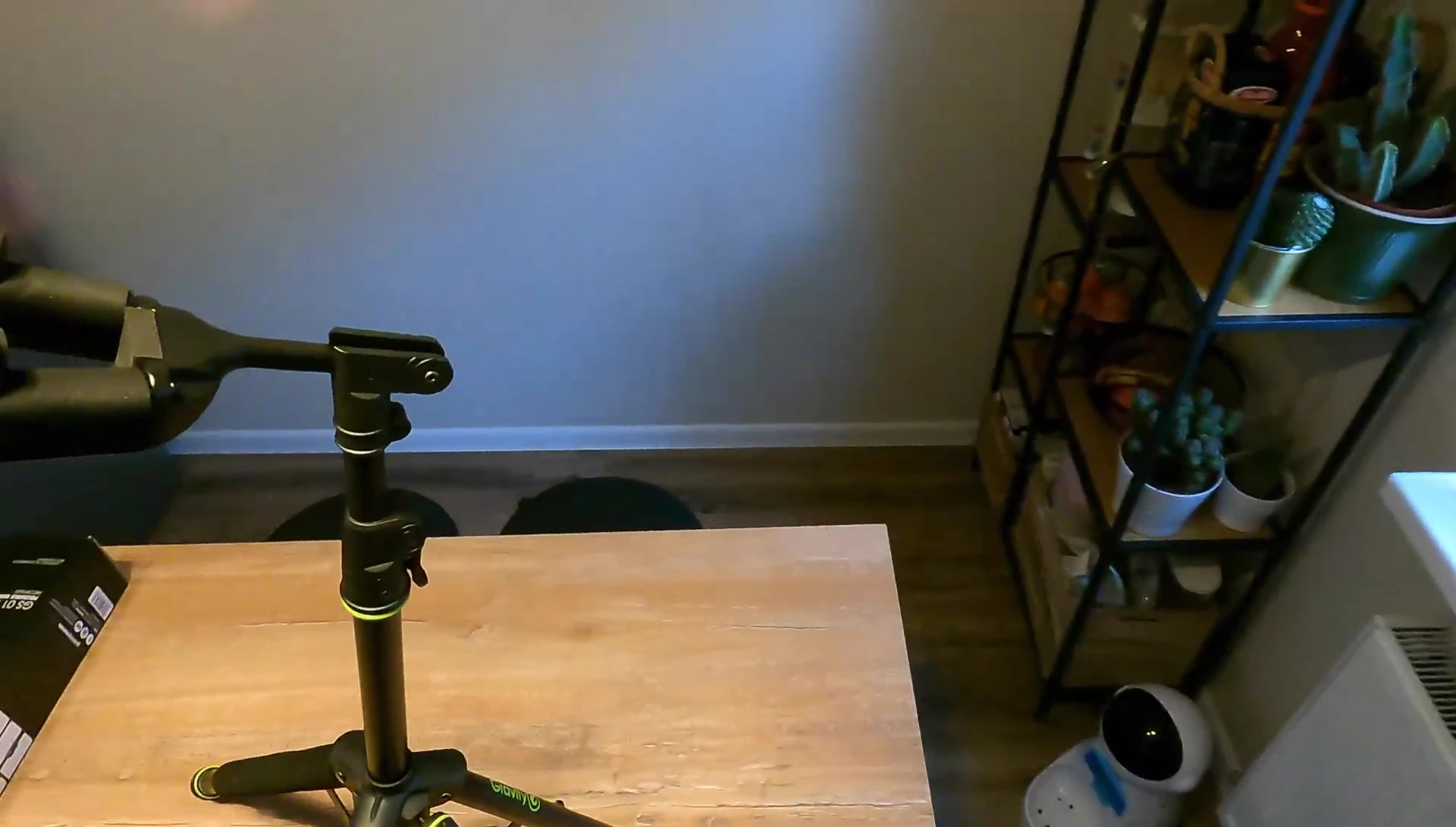 Adjusting the neck hug to fit different guitar sizes
