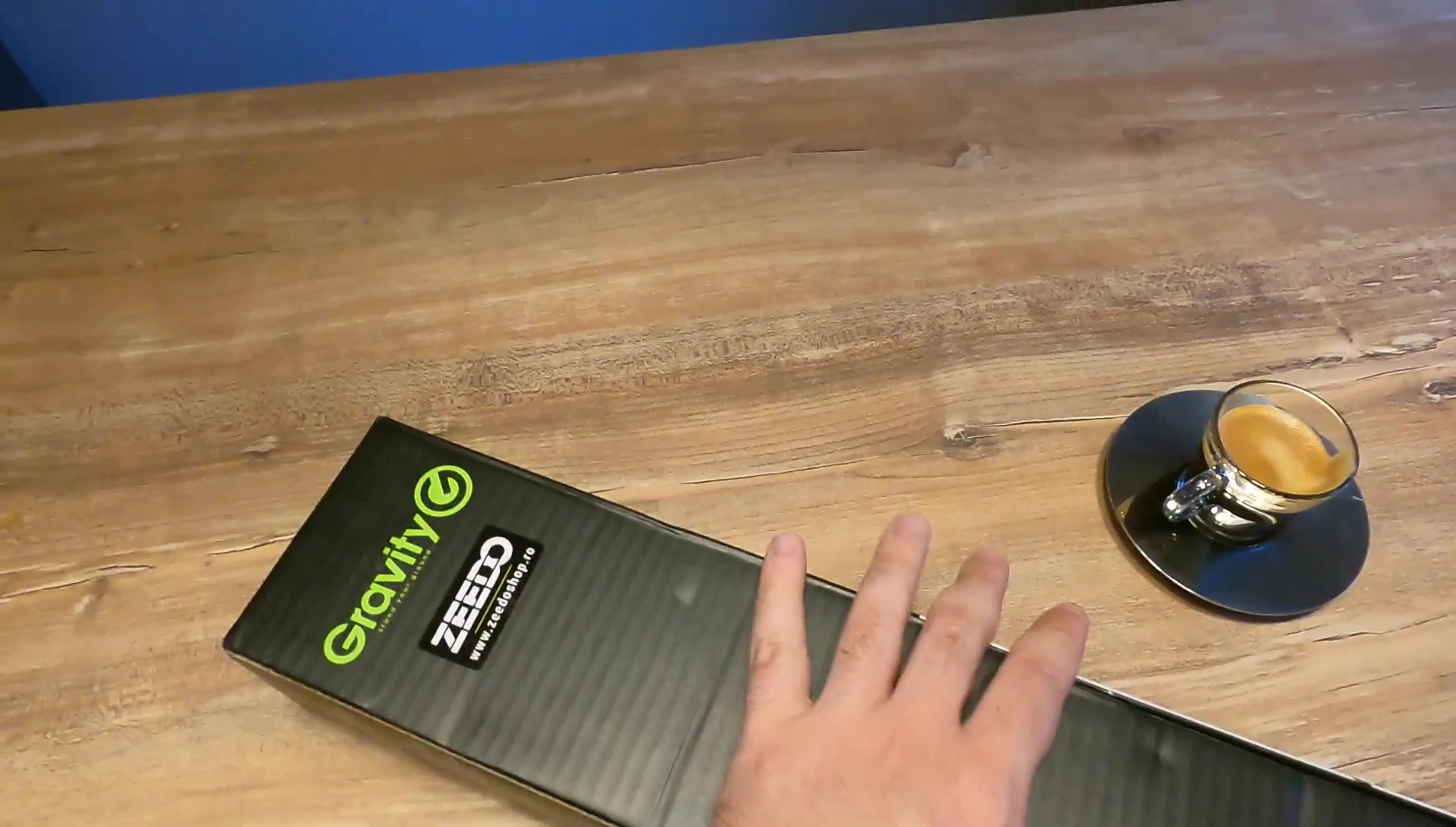 Unboxing the Gravity Neckhug guitar stand