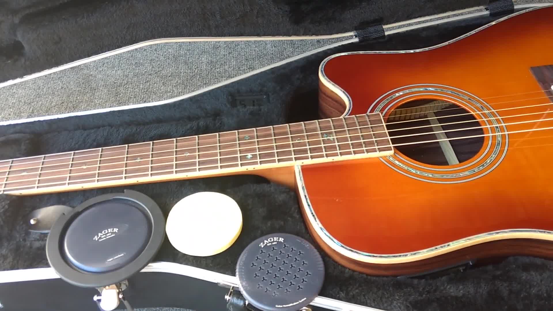 Image showing a cracked guitar