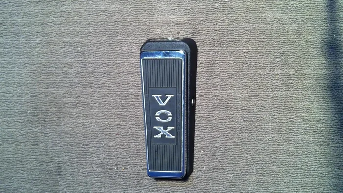 Connect your wah pedal to your amplifier. Usually, the output jack is on the left side of the pedal. Connect the other end of the cable to the input on your amplifier.