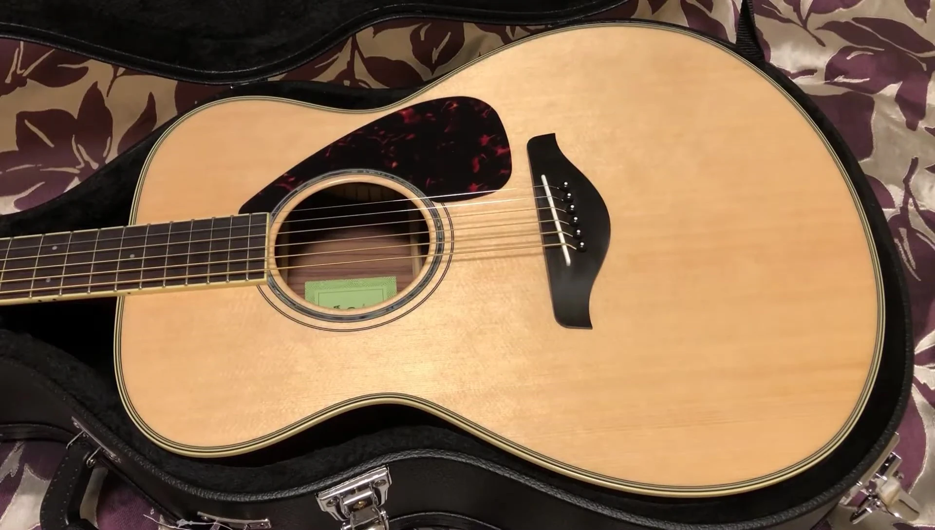 The guitar with the humidifier placed incorrectly between the strings