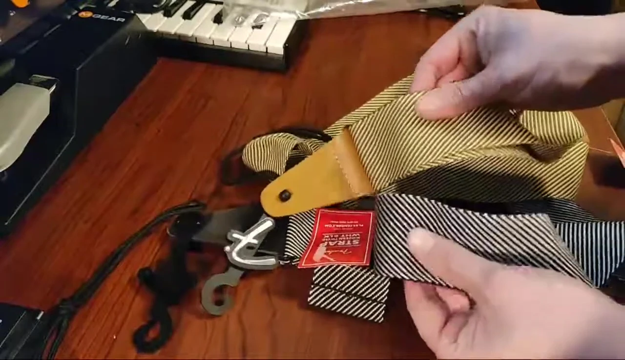 Comparison of the fabrics of both straps.