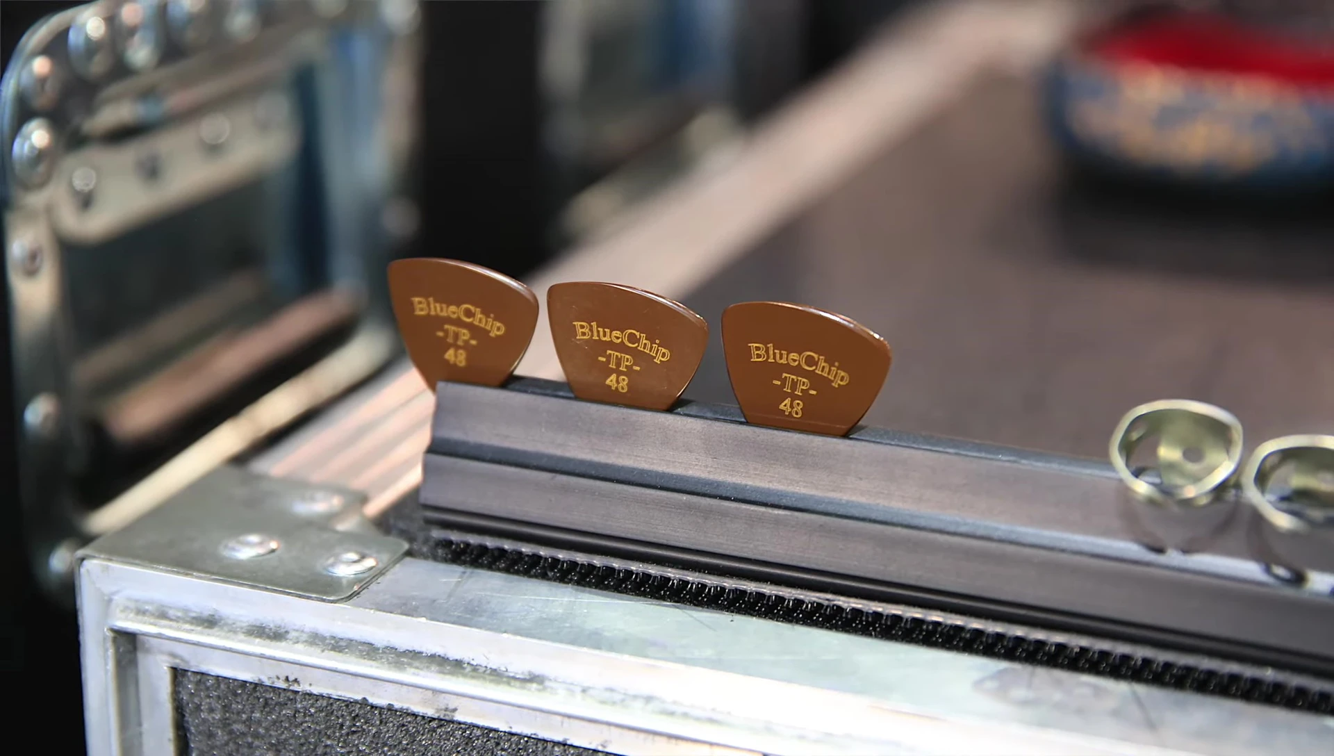 Billy Strings showcasing the BlueChip pick.