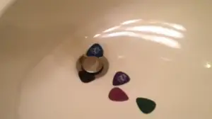 Guitar Pick Tone Test: Exploring Material Differences for Superior Sound