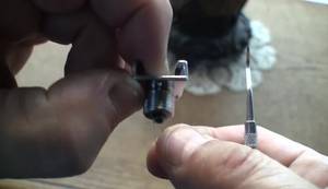 Remove Stuck Guitar Strap Locks with Dental Floss: A No-Dremel Method