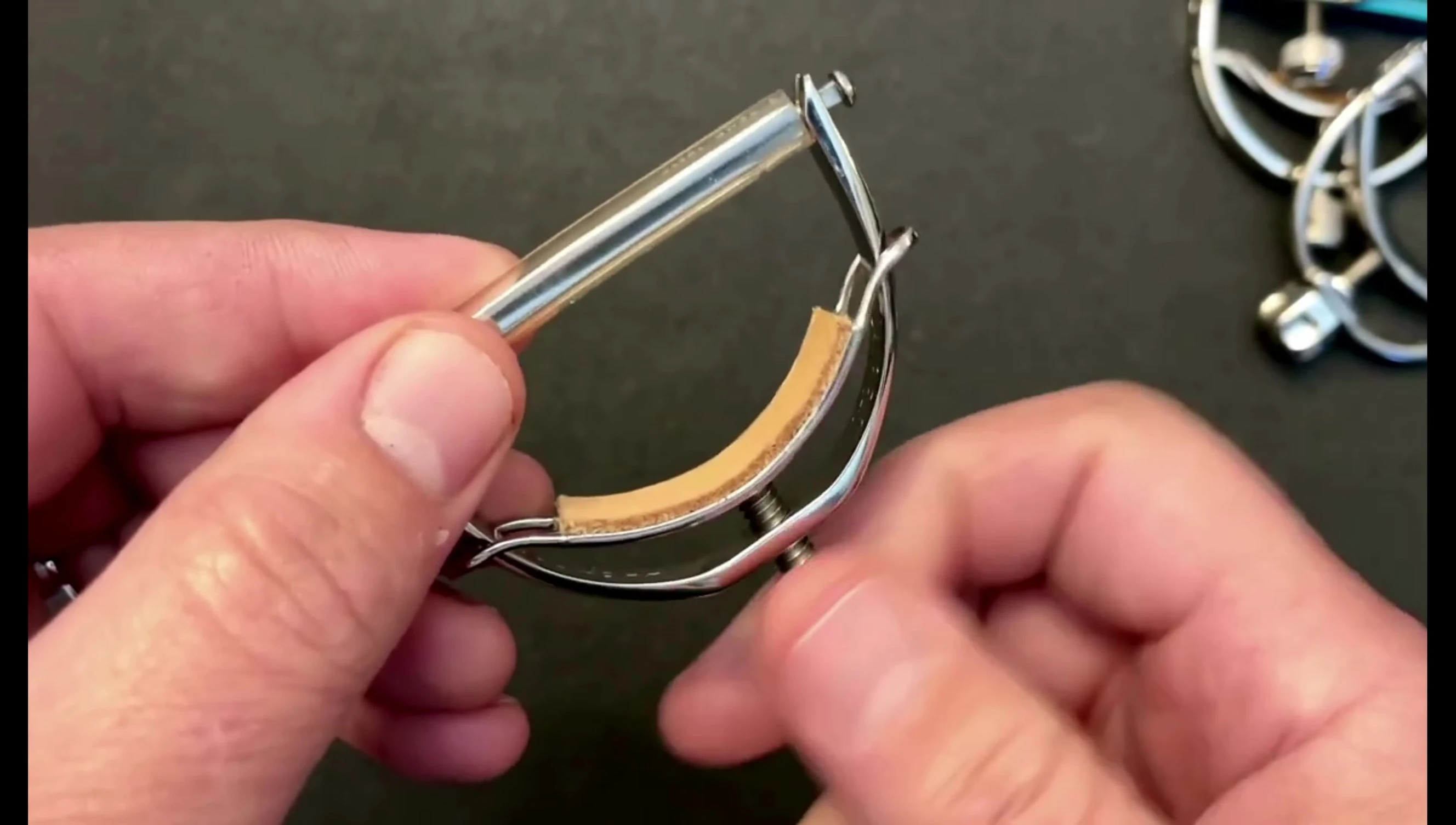 The price of the Elliott Elite capo is mentioned