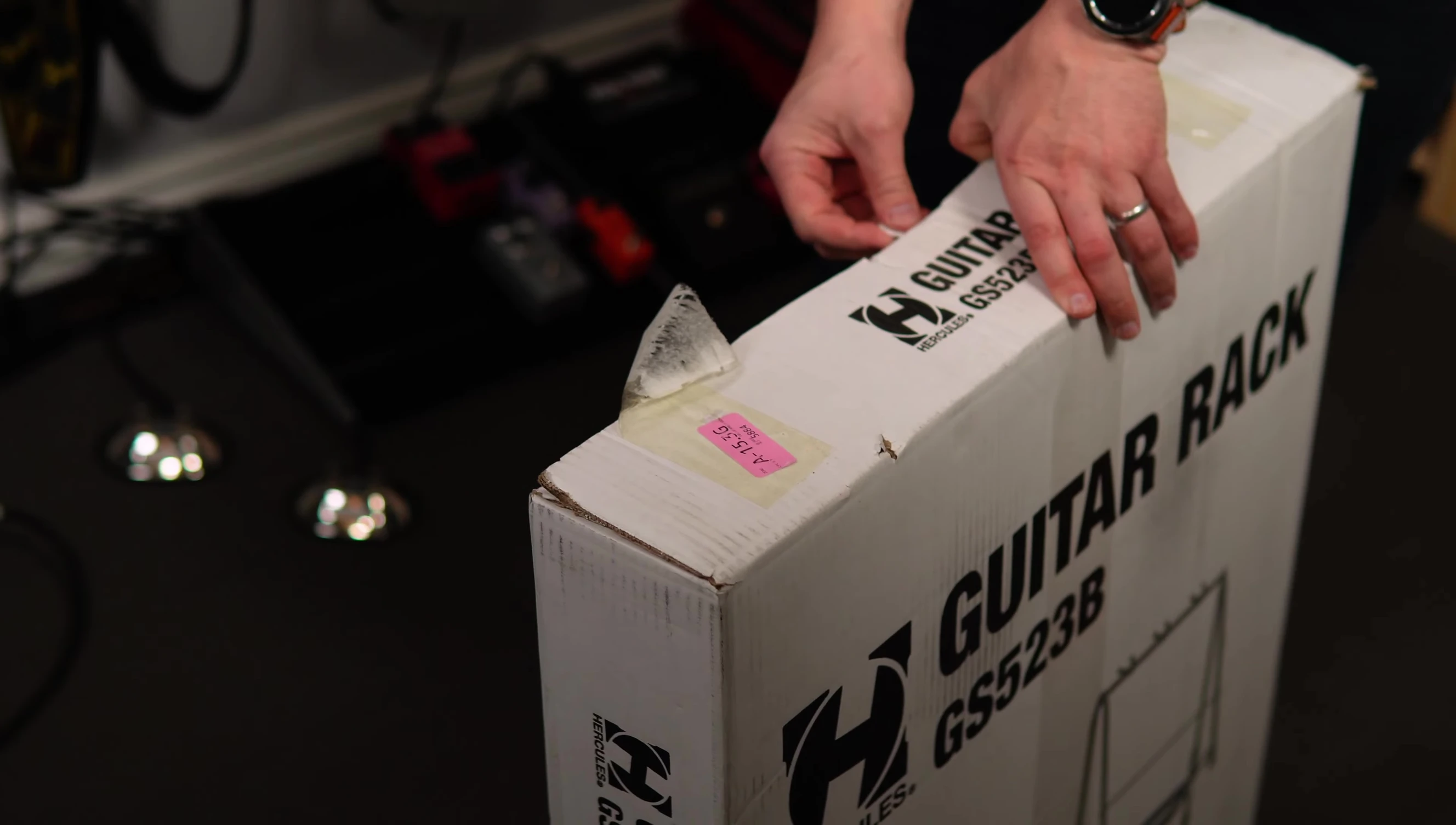 The Hercules GS523B guitar rack arriving in its packaging.