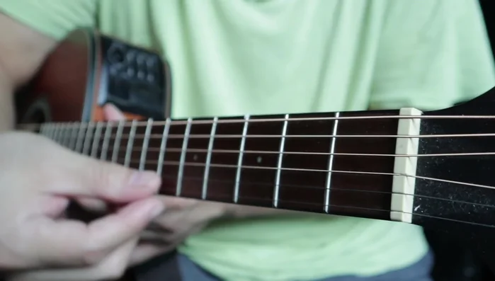 Identify which tuning knob corresponds to each string by following the string from the tuning peg to the tuning knob.