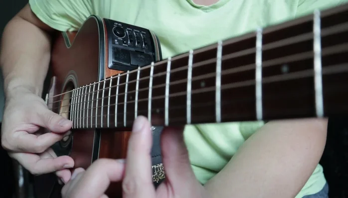 Use the tuner's visual indicators (arrows) to guide your tuning. An arrow to the left indicates you need to raise the pitch; an arrow to the right indicates you need to lower the pitch. Tune until both arrows illuminate.