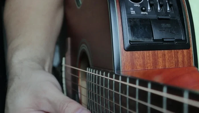 Use the tuner's visual indicators (arrows) to guide your tuning. An arrow to the left indicates you need to raise the pitch; an arrow to the right indicates you need to lower the pitch. Tune until both arrows illuminate.