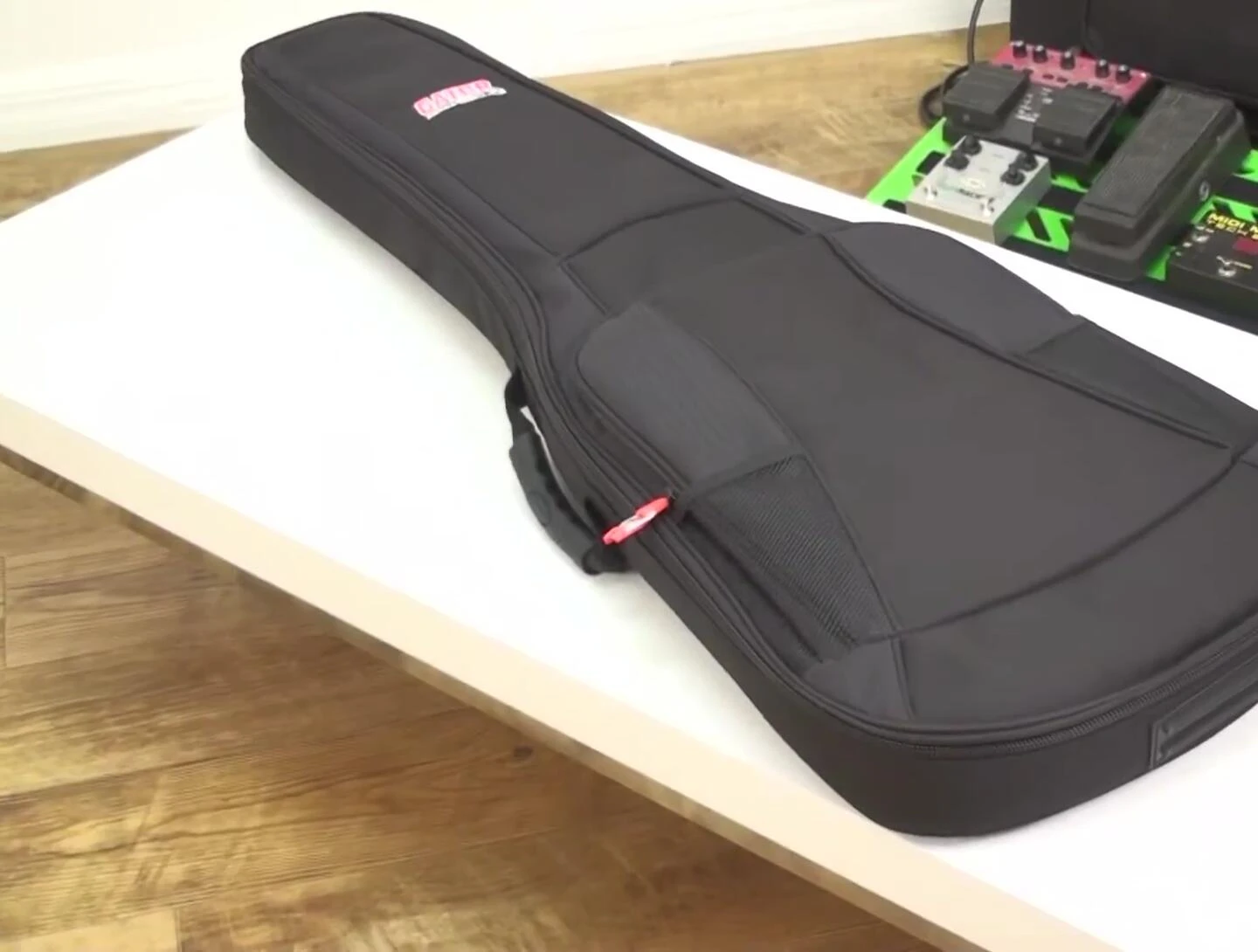Different gig bag models displayed, showcasing variety.