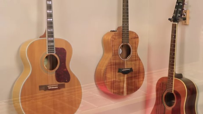 The Problem with Traditional Capos: Traditional capos often use a 13-inch radius, leading to uneven pressure on strings depending on the guitar's actual radius. This results in inconsistent tuning and tone (too much pressure on inner or outer strings).