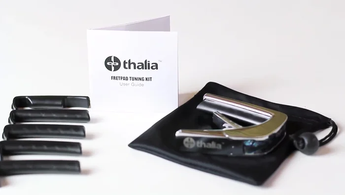 Application and Benefits: The sliding fret pads enable easy capo placement up and down the neck. The even pressure across the strings eliminates fret buzz and enhances tone.