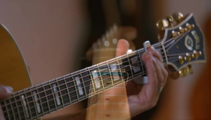 Application and Benefits: The sliding fret pads enable easy capo placement up and down the neck. The even pressure across the strings eliminates fret buzz and enhances tone.