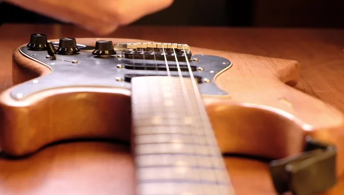 Use an Allen wrench to adjust the saddles. The speaker uses a small Allen wrench set.