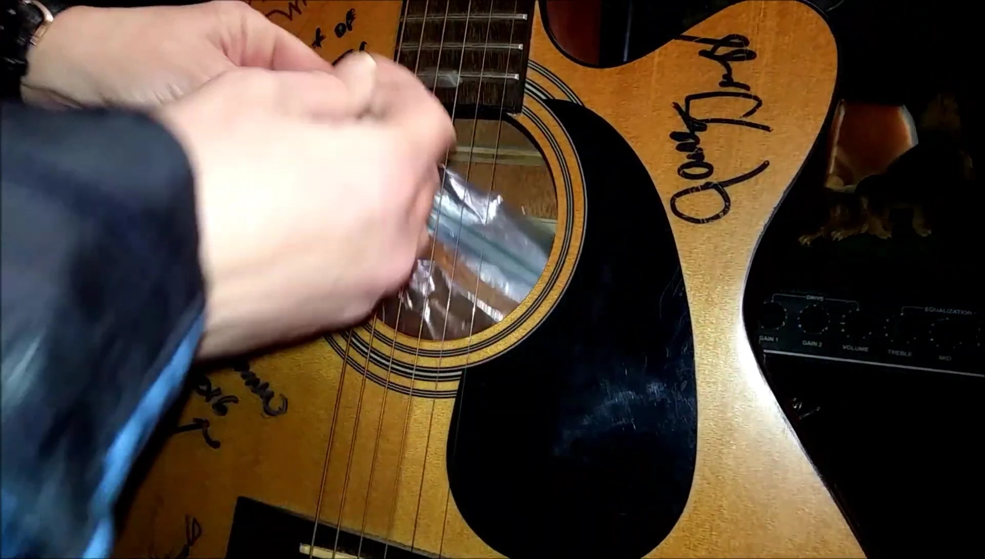 Humidifier placed inside the guitar soundhole