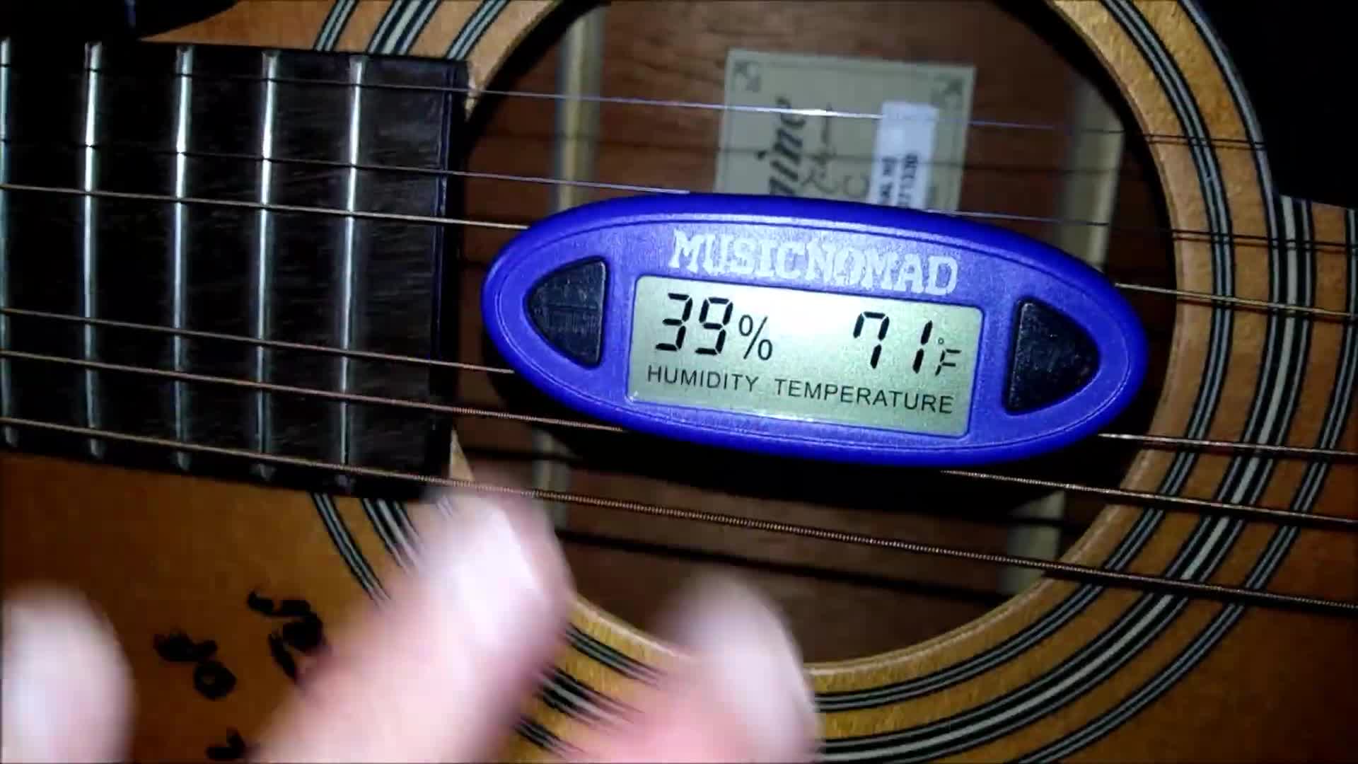 Hygrometer reading showing 39% humidity