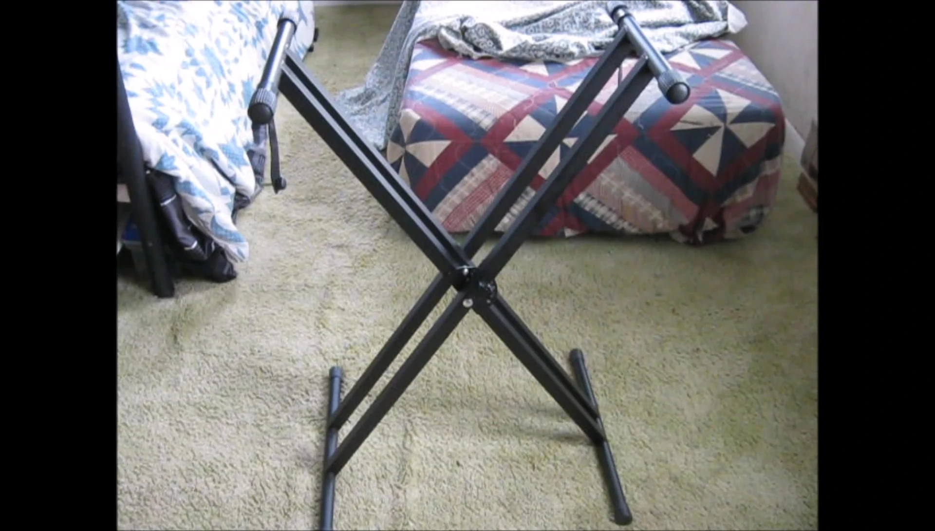 Placing the Yamaha keyboard on the stand.