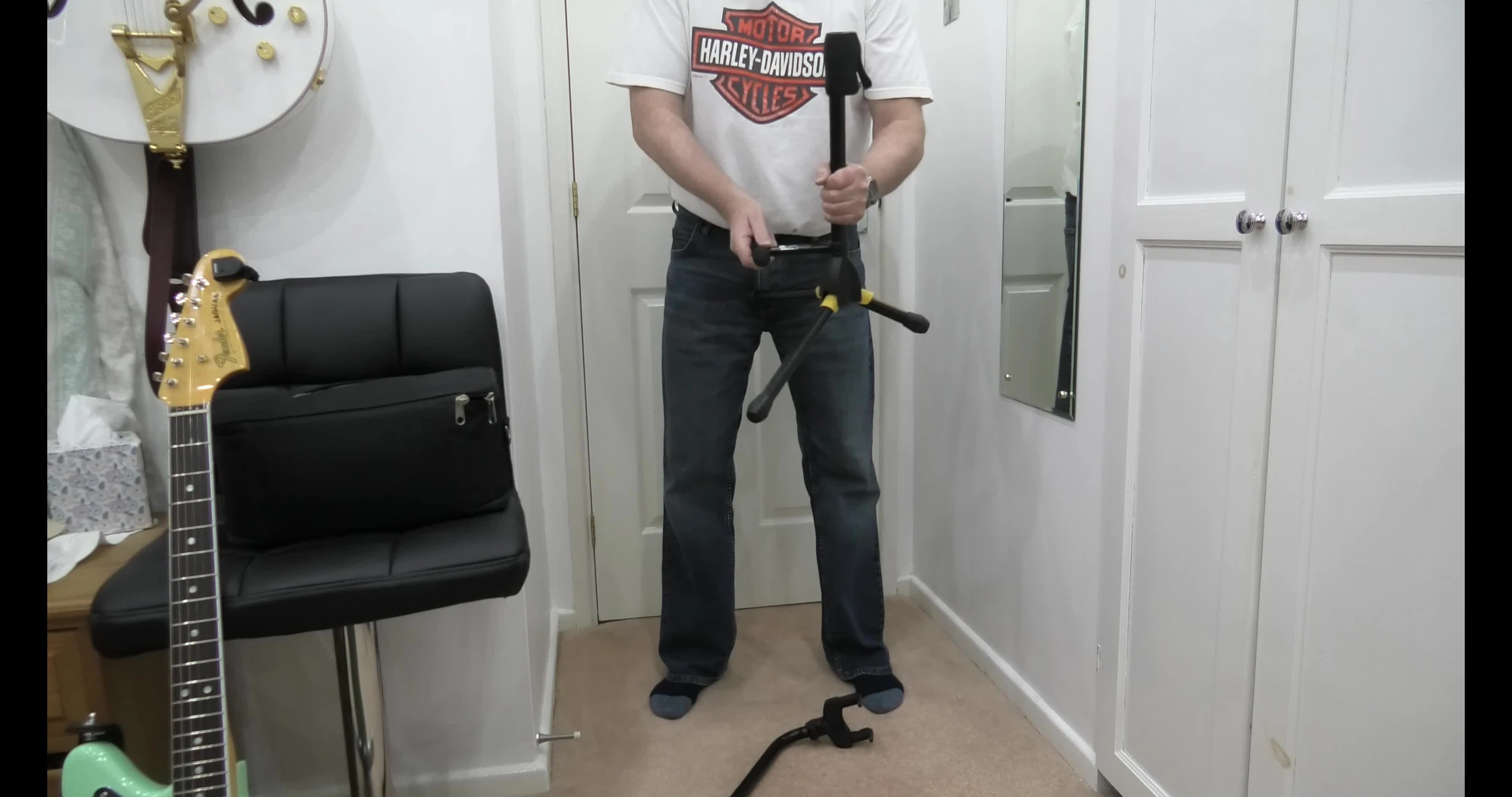 Extending the support arm of the Hercules GS412B Plus guitar stand.