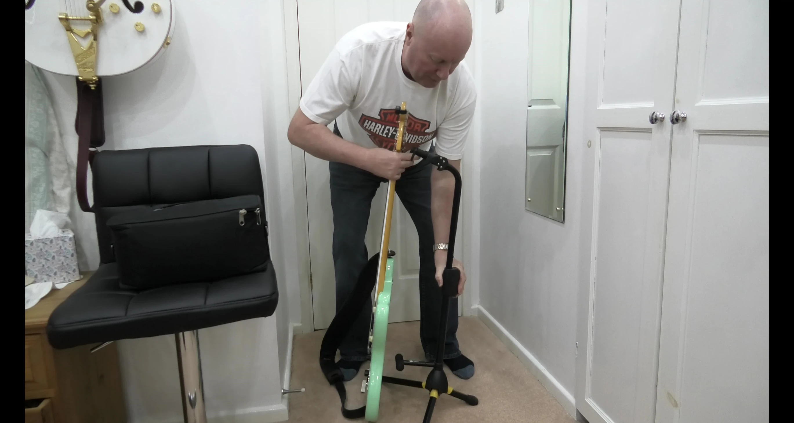 Adjusting the height with the ratchet.