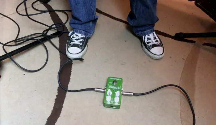 Play a few chords (sus chords, major seven chords) without any chorus effect to establish a baseline sound.