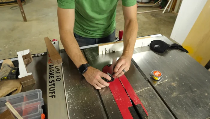 Cut the pieces using the table saw, adjusting the blade height to half the wood thickness.