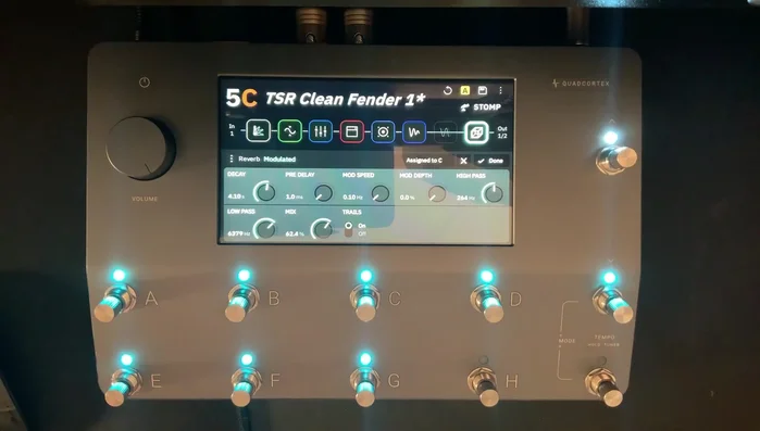 Adjust Pre-delay to control the amount of clean signal before reverb (60 milliseconds recommended).