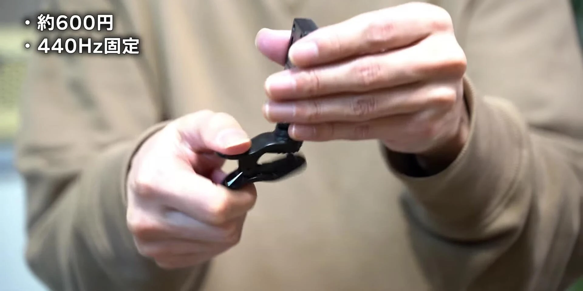 Hand demonstrating the slippery grip of the Seid SYC Zero1.