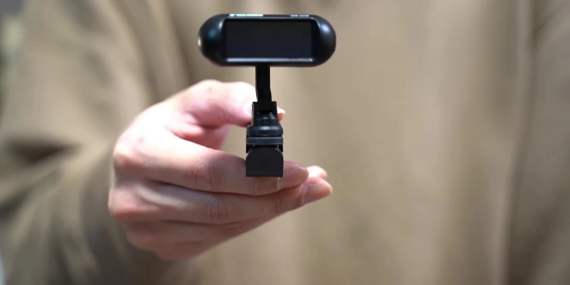 The 3-chome Bar clip-on tuner showing its three-jointed design.