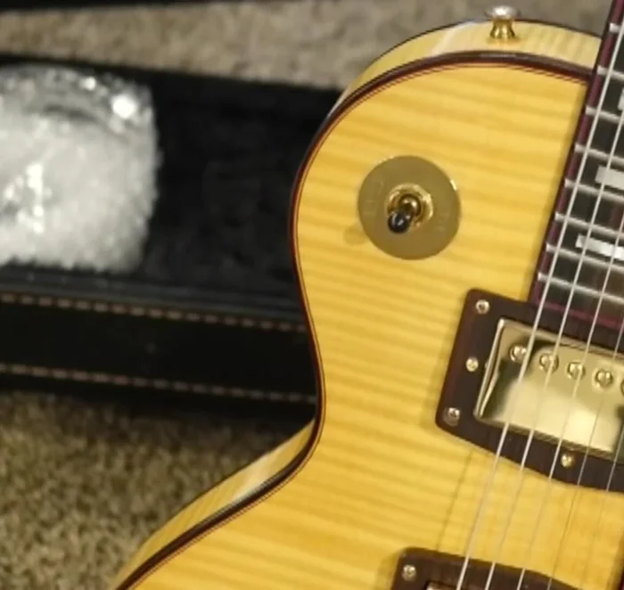 Remove the toggle switch cap and bottom strap pin to prevent damage during transit.