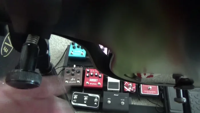 Tightly clamp the guitar in place to ensure stability. Note that tight clamping is necessary to prevent the rubber pieces from popping off and the guitar from falling.