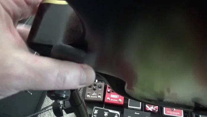 Tightly clamp the guitar in place to ensure stability. Note that tight clamping is necessary to prevent the rubber pieces from popping off and the guitar from falling.