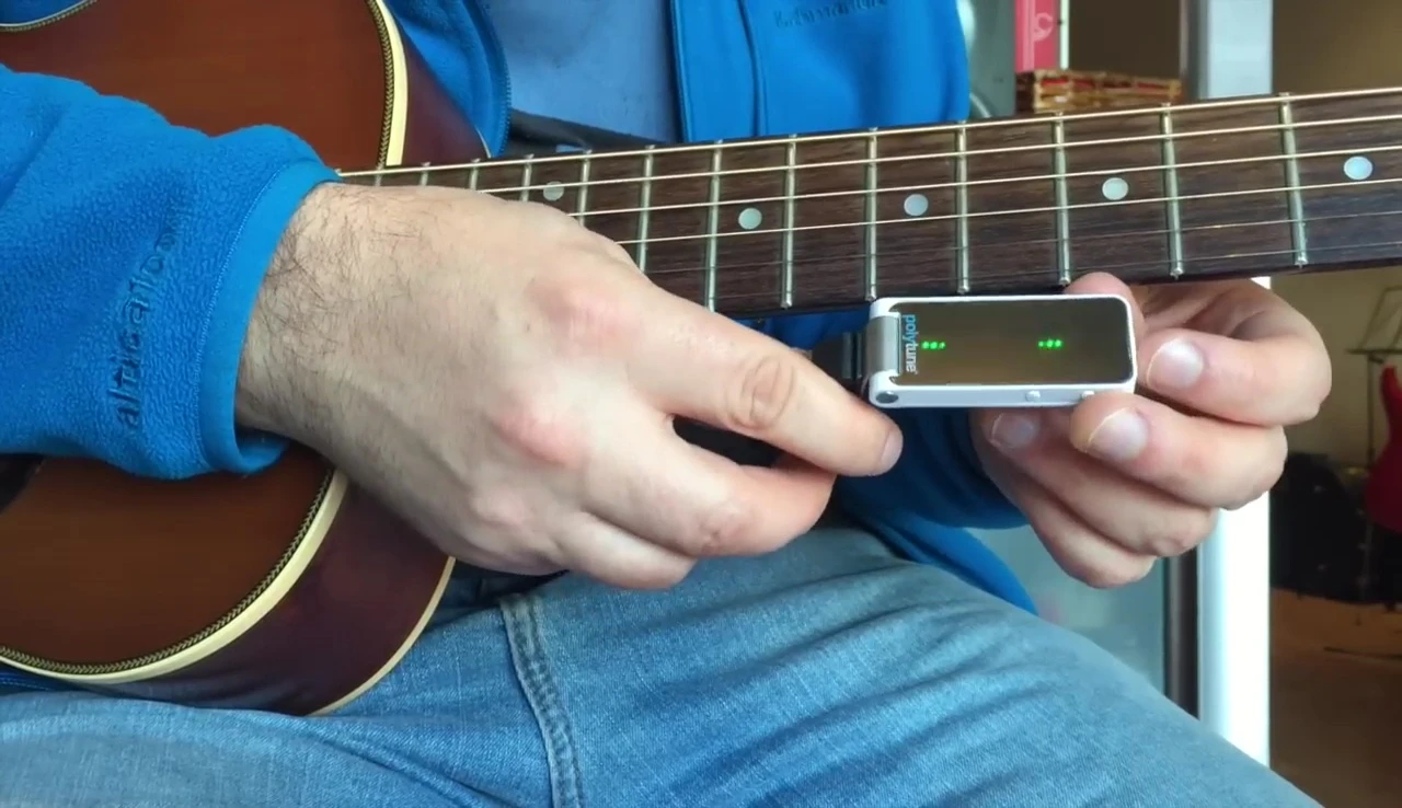 The bright display of the Polytune Clip.
